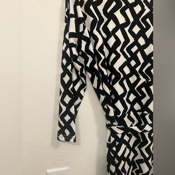 ๐Leota Wrap Dress - Picture 7 of 16